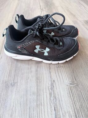 Girls size 4.5 under armour gym shoes